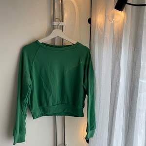 Superfin grön sweatshirt från Bikbok! Den finns inte i butik längre och säljs pga den inte kommer till användning. Den är i bra skick! Storleken är i XS men passar även S. 