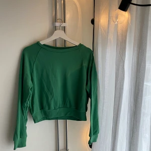 Bikbok  - Superfin grön sweatshirt från Bikbok! Den finns inte i butik längre och säljs pga den inte kommer till användning. Den är i bra skick! Storleken är i XS men passar även S. 