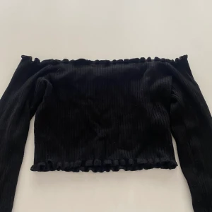 Svart ribbad offshoulder tröja - Svart ribbad offshoulder tröja köpt på newyourker 