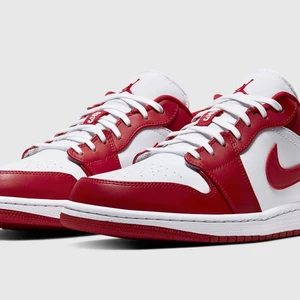 Jordan 1 low Gym red - Kör en Intressekoll på mina riktigt feta jordan 1 low. Hyfsat använda men fortfarande riktigt snygga. Är även villig att byta mot andra skor beroende på ♡ Budning med start på 800kr