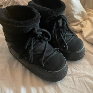 Inuikii skor - Säljer dessa väldigt snygga skor får inuikii, är i användt skick men fortfarande vädligt snygga. Har lite defekter som att skosnöret har gått upp lite men det är ingen jag anser vara något problem! Hör av er för fler bilder.        Köpte dom från mytheresa för ca 3200 - frakt betalas av köparen💜💕💕💕 kartongen medföljer OBS! köpt är köpt, skorna säljs i befintligt skick 