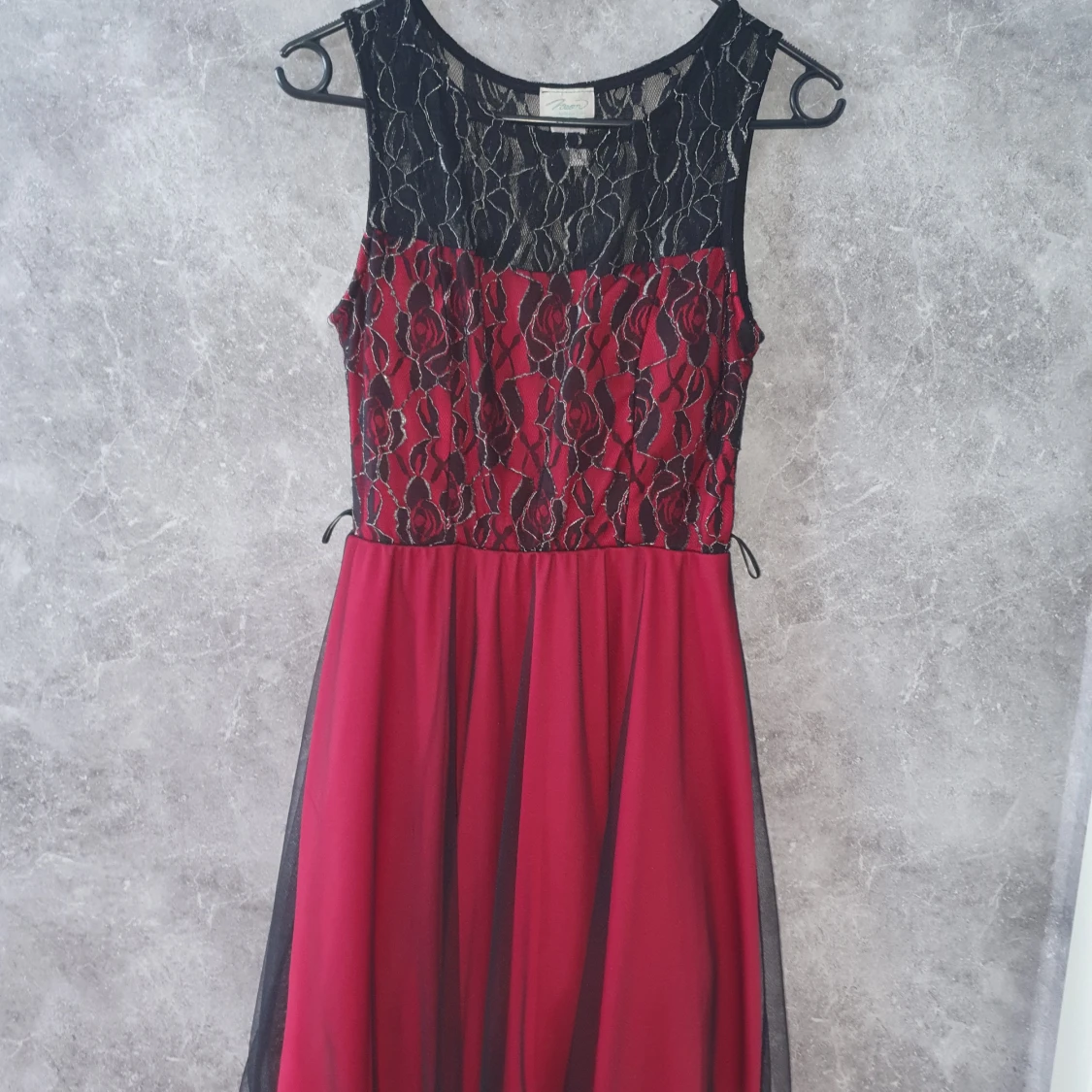 Svart och röd kläning