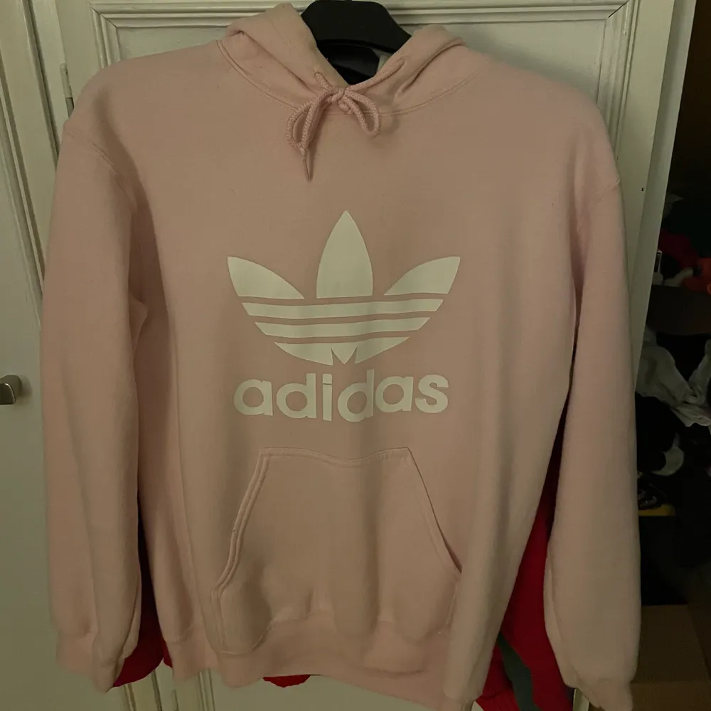 Ljusrosa hoodie, fakeadidas, köpt i Rhodos. Hoodies.