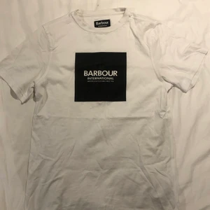 Vit Barbour  t-shirt.  - T-shirten är i bra skick och inte använd allt för mycket. Det står att den är i storlek 2XL men den sitter ungefär som en XS t-shirt. 