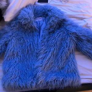 Blå jacka från NA-KD - Denna jackan i storlek 36 från NA-KD säljs pga att den ej används. Den går att knäppa och är jätteskön att ha på sig, särskilt nu under vintern! Kan mötas upp i Stockholm och Norrtälje! Pris kan diskuteras vidare!:)