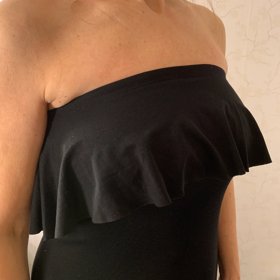 Axelbandslös klänning Gina Tricot