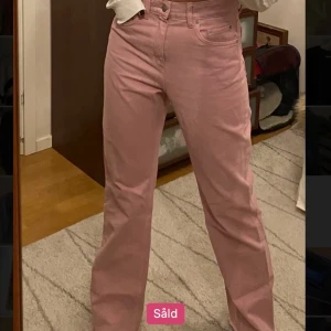 Rosa jeans  - Supercoola rosa jeans från weekday i modellen mile, storlek 26 och går till fötterna på mig som är 167cm. 200kr, jag står för hälften av frakten. Aldrig använda och bilderna är från tjejen jag köpte dom av ❤️