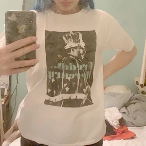 Queen T-shirt  - Queen T-shirt från stradivarius. Lite urtvättad. Strl xs men mer som en M. passar de flesta beroende på hur man vill att den ska sitta 💕