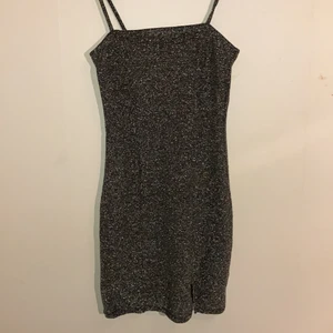 Klänning  - Glittrig klänning från h&m, använd 1 gång. Storlek xs men funkar på s också.