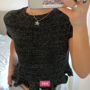 Glittertopp - Lånade bilder!!Säljer denna jättefina glittriga topp från zara som jag köpt här på plick. Säljer då den aldrig kommit till användning av mig eftersom jag nt tyckte jag va speciellt fin i den. Köparen står för frakt.