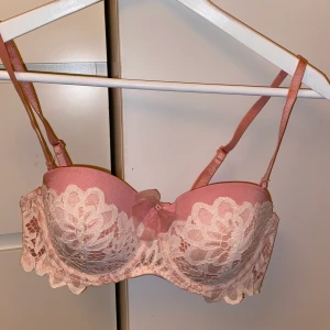 Hunkemöller bh  - Säljer en bh från hönkemöller som är använt 1 gång! 500 kr ordinarie pris! 