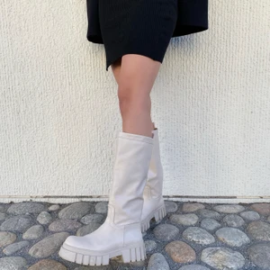 Beige stövlar från ZARA - beige stövlar från ZARA. Strl 39. Använda 2-3 ggr 