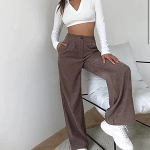 Bruna byxor - Säljer dessa bruna byxor, jättesnygga men är tyvärr inga byxor som ja använder. Jag har för mycket byxor och vill bli av med mycket. Bud om många är intresserade!