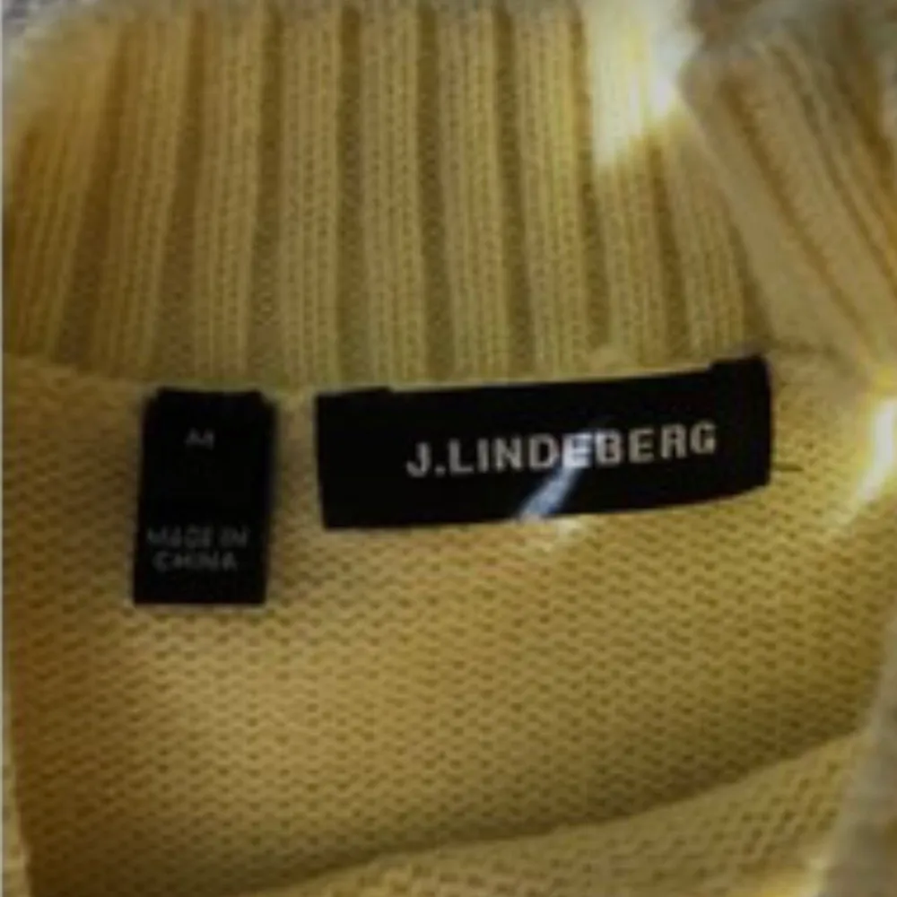 En otroligt fin tröja i en pastell gul nyans från J Lindberg. Materialet är Beckert-Wool CoolMax vilket betyder att den är varm men är också väldigt luftig vilket gör att den passar perfekt i ett svenskt klimat.   Den är i storlek M och har varit mycket sparsamt använd. Nypris var 1200kr. Kan mötas upp inom Stockholms området men frakt finns också.. Tröjor & Koftor.