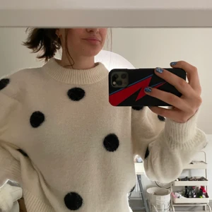 Stickad tröja  - Så gullig tröja från & other stories💘💘💘 verkligen fin till sommarkvällar och så bra material! Använd 1 gång då jag glömt bort att jag hade den⚡️💘 (köparen står för frakt) buda gärna 💋