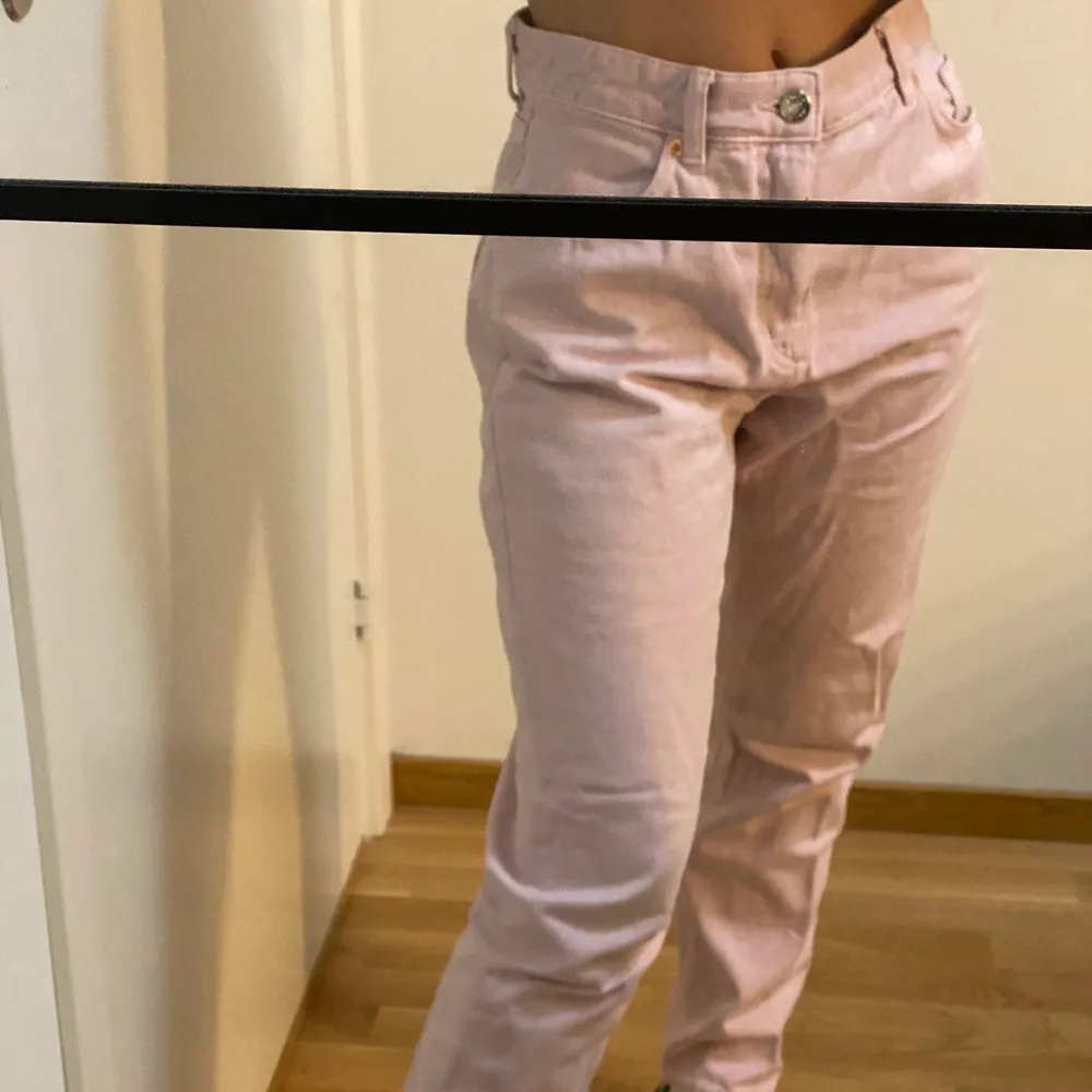  ljusrosa jeans från monki som är förstora för mig men går bra med skärp. Jeans & Byxor.