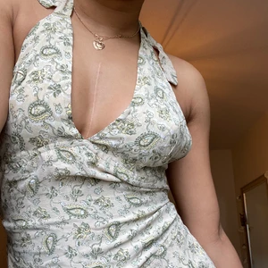 Mönstrad klänning - Mönstrad klänning i beige ton. Den har knytning runt midjan och i nacken! 🐝🐆🐠🦋🦄 HÖGSTA BUD 510kr inkl frakt 