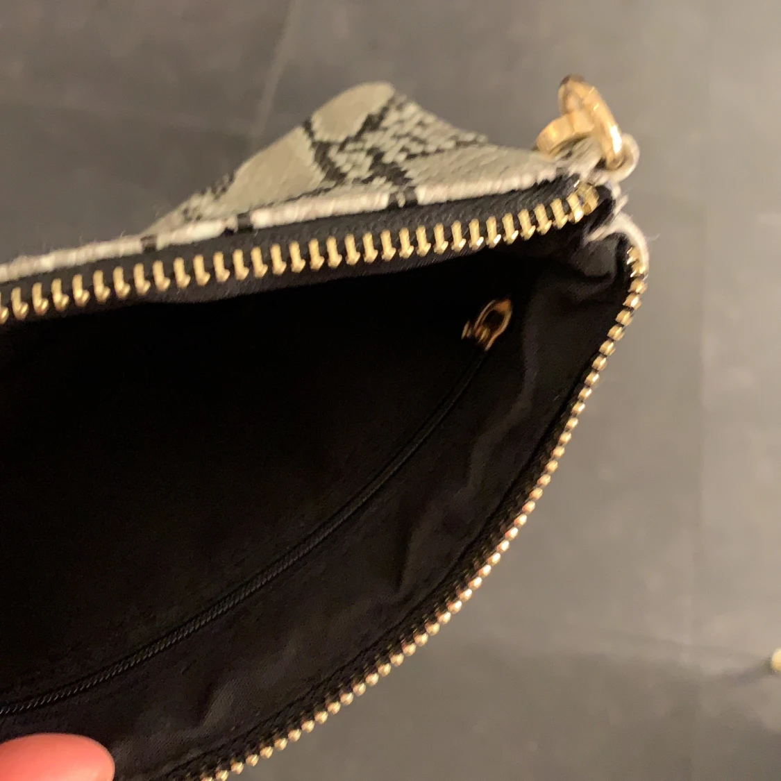 Ormskinnsväska i grått, svart och vitt - 91