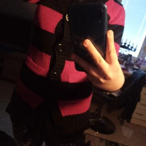 Miss jnob storlek 134/140 - Rosa och svar kofta aldrig använt