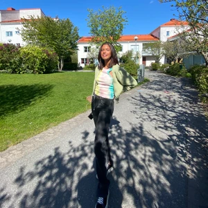 Svarta lågmidjade zara jeans - Säljer de jättekända slutsålda zarabyxorna med slits i storlek 34 💕💕💕💕💕💕