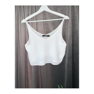 Vit topp från bikbok  - En vit kort topp från bikbok i storlek S. Säljer då den inte längre passar.     • 𝐅𝐫𝐚𝐤𝐭 𝐢𝐧𝐫𝐚̈𝐤𝐧𝐚𝐭 𝐢 𝐩𝐫𝐢𝐬𝐞𝐭! • 📩🤍   