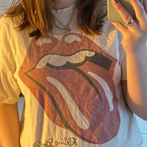 Grafisk T-shirt från Brandy Melville - Säljer denna grafiska T-shirt, med rolling stones tryck, från brandy Melville! Den är i storlek M, men jag skulle säga att den är lite större än så. Jag har använt den ungefär 5 gånger, så den är som ny. 💕