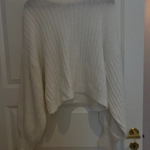 Vit stickad tröja  - Vitstickad tröja som är ribbad! Så fin och har lite balongarmar. Köparen står för frakt! Skriv om du har några frågor! 😁😁