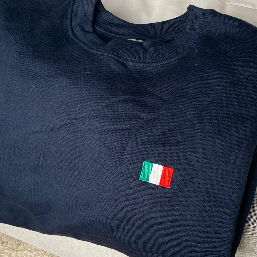 Så snygg mörkblå tjocktröja med Italiens flagga på! Helt oanvänd i stl L men passar mindre också för en oversized look 🤍 köparen står för frakt 🤍 . Tröjor & Koftor.