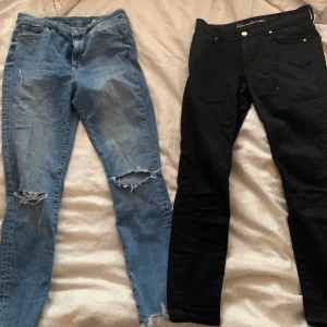 Jeans  - Jeans blåa från HM. Jeans svarta från Bikbok. 150kr st. Hela & rena, använda fåtal gånger. 
