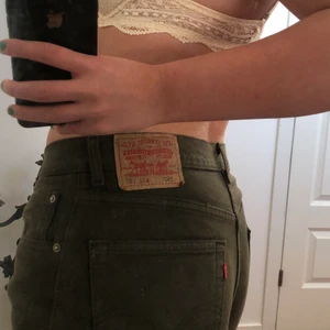 Levis jeans  - INTRESSEKOLL! Vill sälja dessa skit snygga jeans om jag kan få ett bra pris för dem. Gröna Levis jeans i modellen ”RELAXED FIT”. Har inte använt dem så mycket då de är lite tajta på mig i midjan, är 173cm och de slutar vid hälen på mig. W32 L32, skulle säga att de sitter med som M/S.💚Köpare står för frakt