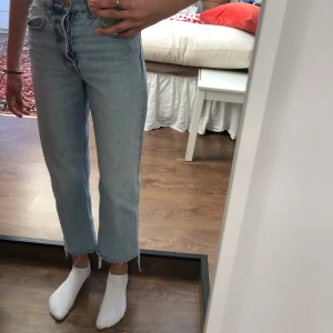 Jeans hi rise straight från Zara damavdelningen  - Jag säljer dessa högmidjade jeans från Zara i stolek 32. Dem är i fint begagnat skick och jag har haft dem i ett par månader💕