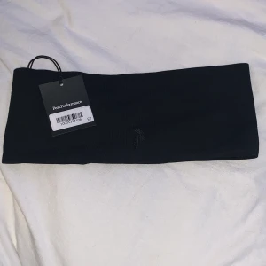 PeakPerformance - Skitfin svart PeakPerformance headband! Helt ny, 200kr originalpris, men säljer den för 55kr + frakt❤️❤️ Pris kan diskuteras!!