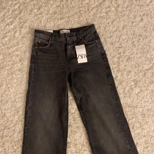 Lågmidjade zara jeans - Säljer dessa trendiga lågmidjade & långa jeans från ZARA. Säljer då dom var för små för mig:// KÖP DIREKT för 400kr inkl frakt