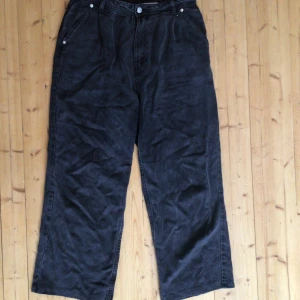 Svarta Jeans - Svarta jeans från weekday, storlek 40 men skulle säga att de passar 38. Säljer pågrund av att de va för små! Kan skicka fler bilder, pris går att diskutera!😊