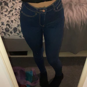 Molly jeans - Mörkblåa Molly jeans från gina. Aldrig använda!!!