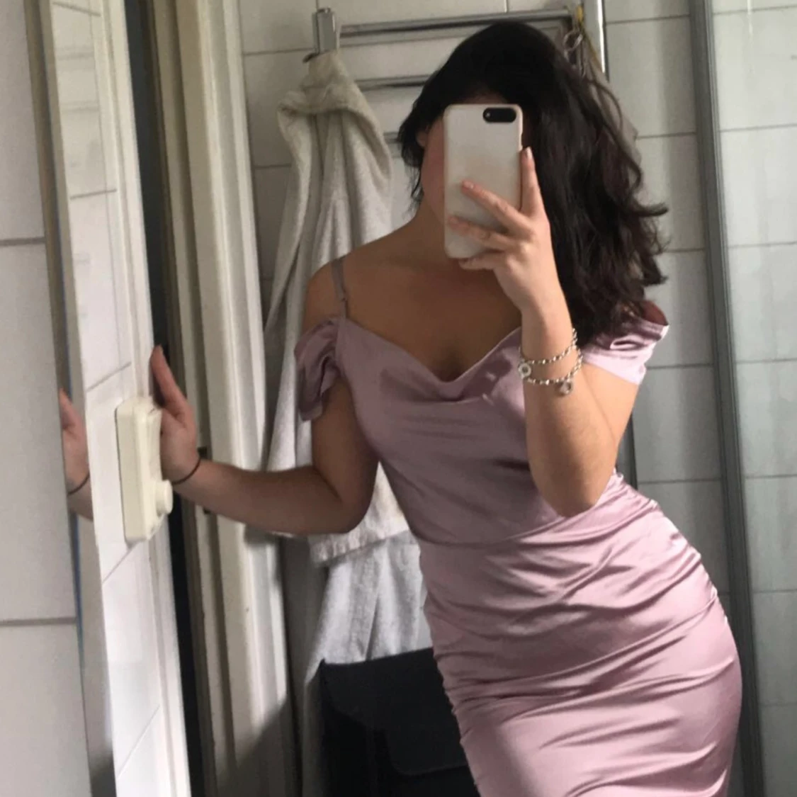 Lång satinklänning