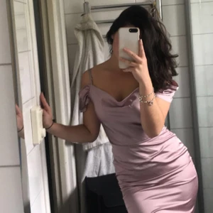 Lång satinklänning - Lång satin klänning i färgen gammel/pastell rosa, strl 36 men passar även 38. Endast använd en gång. Kunden står för frakt🌸✨