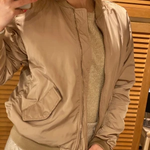 Beige bomberjacka, HM - ♥️Beige bomberjacka inköpt på HM. Storlek S. Frakt tillkommer. ♥️ 