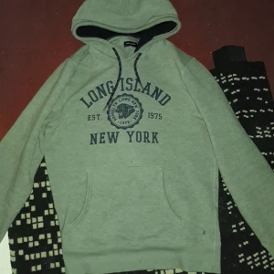Jack&Jones Hoodie - Köpt för 500kr. Storlek L pris kan prutas vid snabb affär. Inga hål eller fläckar.