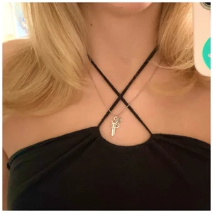 SILVERHALSBAND 💕 - Världens trendigaste halsband som passar perfekt till fest och vardag! Rostfritt stål och frakten är gratis ✨