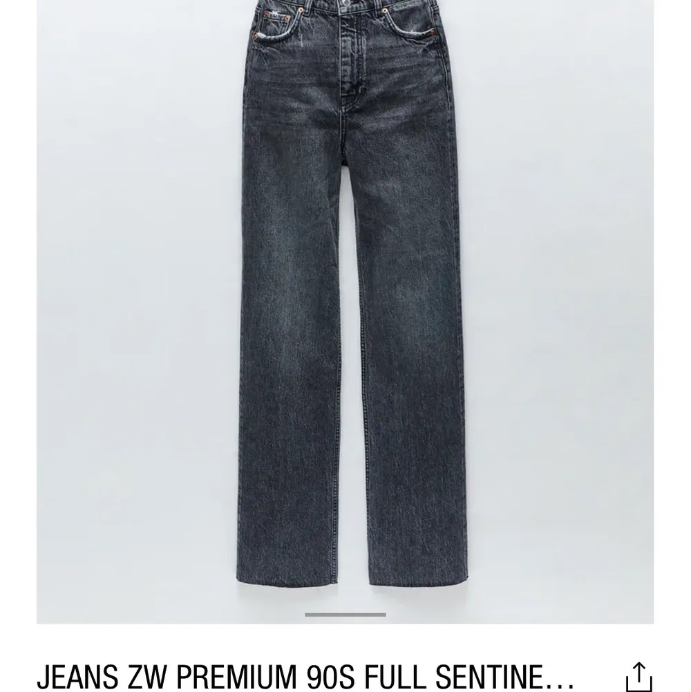 Säljer zaras mest populära jeans (90s full length) som är slut i alla storlekar, pga tyckte inte de passade mig. helt oanvända med lappen kvar😚 snyggaste färgen på jeans om du frågar mig😉 rå längd, så klipp av dem där de passar dig. Väldigt långa på mig som är 164cm💕säljer vid bra pris!. Jeans & Byxor.