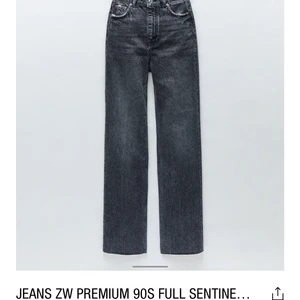 Zara 90s full length jeans🤍🖤 - Säljer zaras mest populära jeans (90s full length) som är slut i alla storlekar, pga tyckte inte de passade mig. helt oanvända med lappen kvar😚 snyggaste färgen på jeans om du frågar mig😉 rå längd, så klipp av dem där de passar dig. Väldigt långa på mig som är 164cm💕säljer vid bra pris!