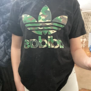 Adidas tröja svart/militär färgad(fake)  - Den är super skön och lagom lång på nästar alla stolek xs bara andvänd några få ggr! 59kr+ frakt
