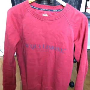 Aqua Limone tröja Strl S 8/10 - Fin klassisk Aqua Limone tröja i storlek S bra skick men är tvättad några gånger så den tappat färgen lite!