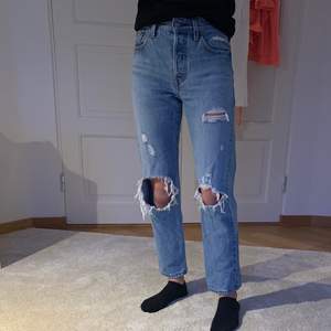 Säljer ett par supersnygga levis jeans med hål i w24💕 De är använda hyfsat mycket men är i fint skick. Nypris mellan 1100-1200kr. Personen på bilden är 164cm💫 
