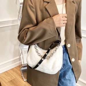 Oanvänd Shein väska - Säljer en väska jag köpt från shein men som aldrig kommit till användning då jag har andra väskor som används mer! Den är superfin och har både långt och kort band! Skriv om ni vill ha fler bilder så fixar jag 🥰 Frakt ingår i priset!