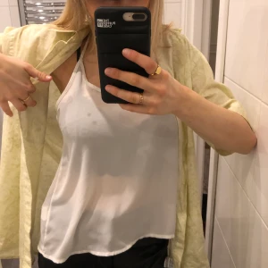 Vitt linne - Säljer denna vita halv genomskinliga linnet! Passar bra med en snygg bralett under och är i bra skick! Fråga gärna om fler bilder så kan jag visa mer! Köparen står för frakten (24kr) och betalning sker via Swish! Titta gärna på mina andra annonser🤎🥺