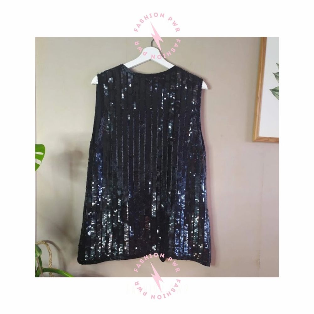 This vintage piece is a statement!    It is glamorous, fancy and a find!   This garment it is entirely hand-beaded.   * It is a bit heavy. Size: M. Loose fit, feels more like size 42. Brand: Frank Usher Material: Shell: 100% silk, Linning: polyester Condition: Great! ♥ Has no stains, no damage, perfect condition.   All products are packed in s beautiful eco-friendly package. . Kostymer.