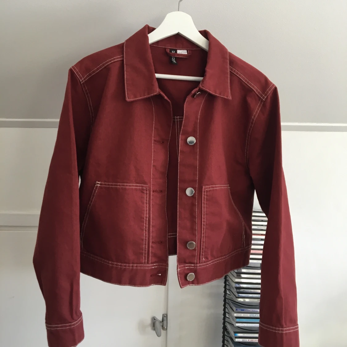 Mörkröd jeansjacka