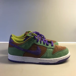 Nike dunk low veneer - Säljer dessa galet feta dunks som passar både på män och kvinnor. Skorna är HELT oanvända inte ens testade!👟 Den perfekta skon till våren/sommaren i den unika färgen AUTUMN GREEN-DEEP PURPLE 💚💜 De kommer i original förpackning